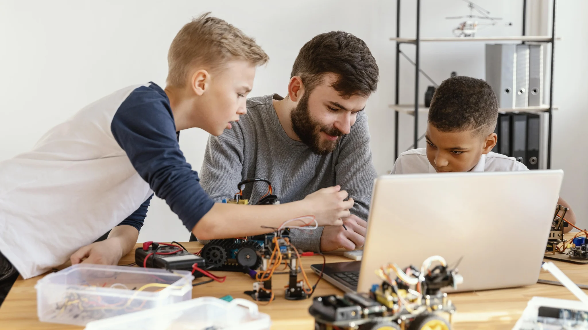 Crianças trabalhando com tecnologia