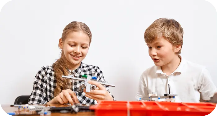Estudiantes explorando tecnología y robótica
