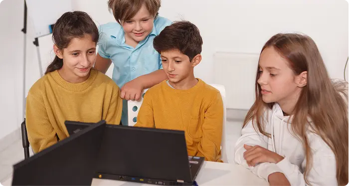 Grupo de estudiantes trabajando con un ordenador