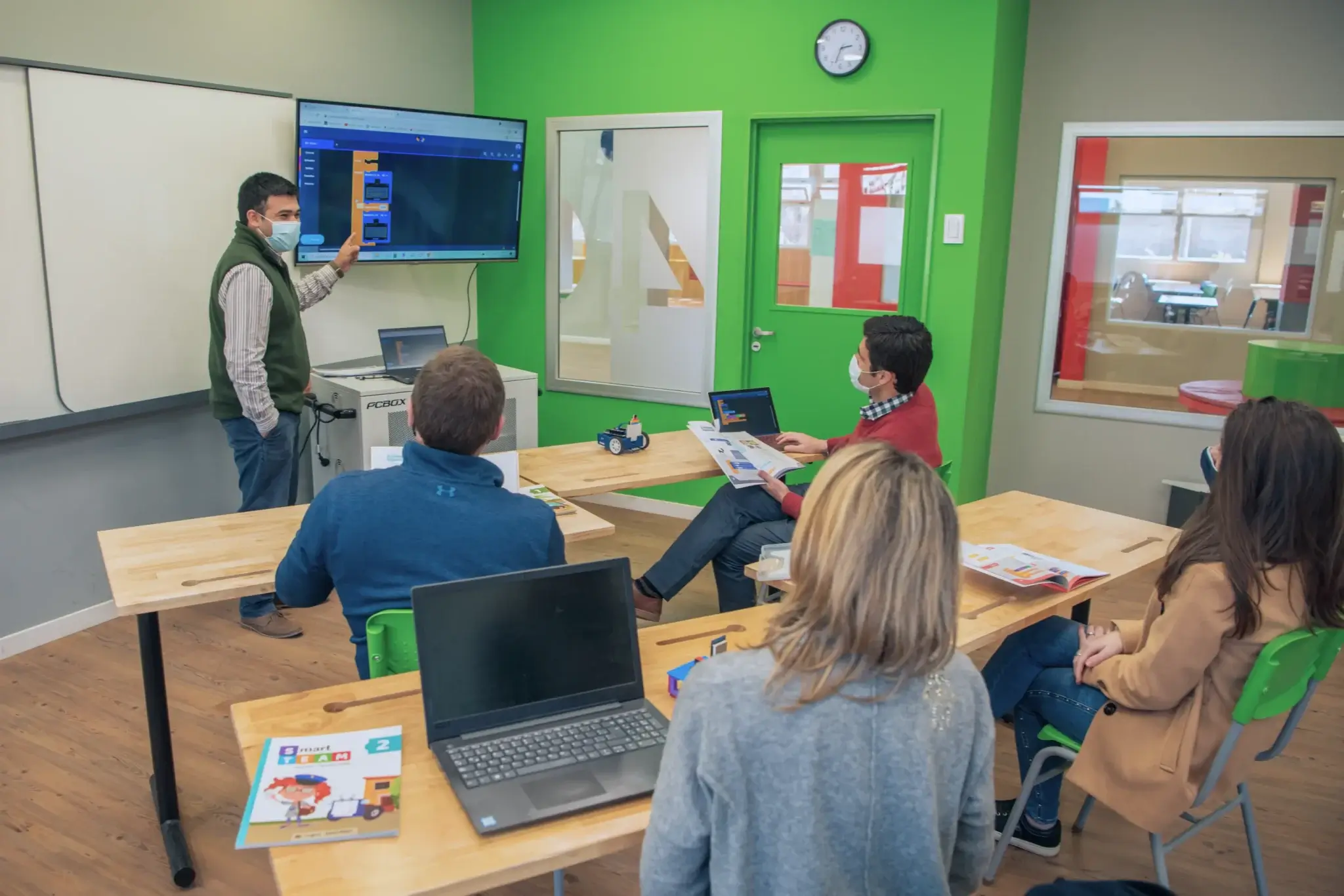 Crianças trabalhando com tecnologia