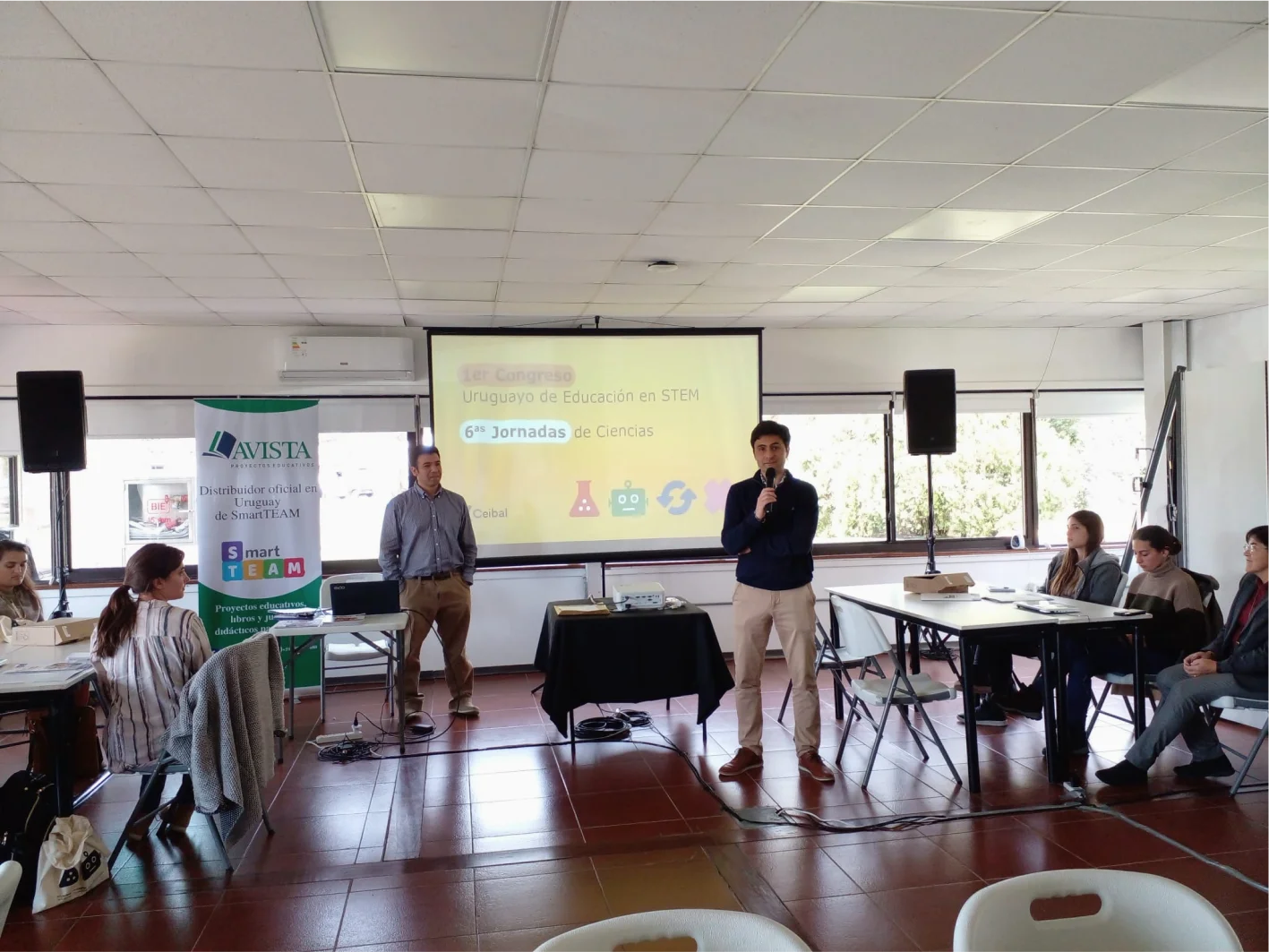 Crianças trabalhando com tecnologia